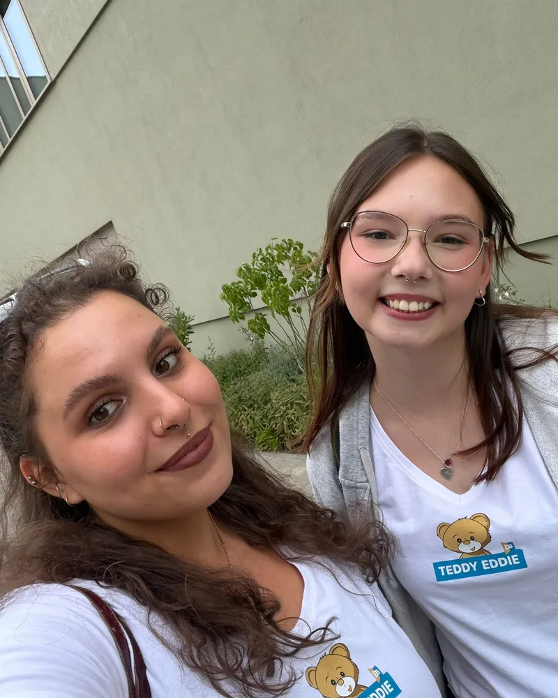 Lektorki Fluent City: Kornelia (z lewej) i Wioletta w koszulkach Teddy Eddie